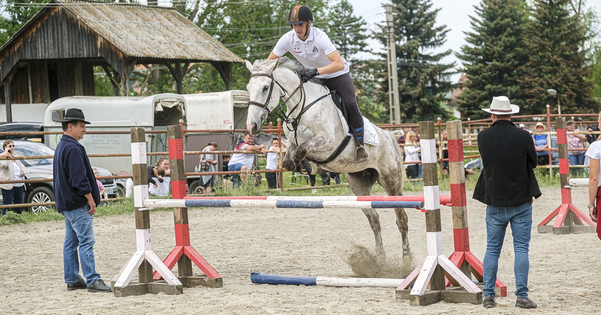 Hangulatos versenyen mutatták be, mennyire ügyesek lóháton